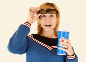 3d肉蒲团电影院放映现场，观众佩戴3D眼镜观看，蓝色光晕营造沉浸式立体观影氛围